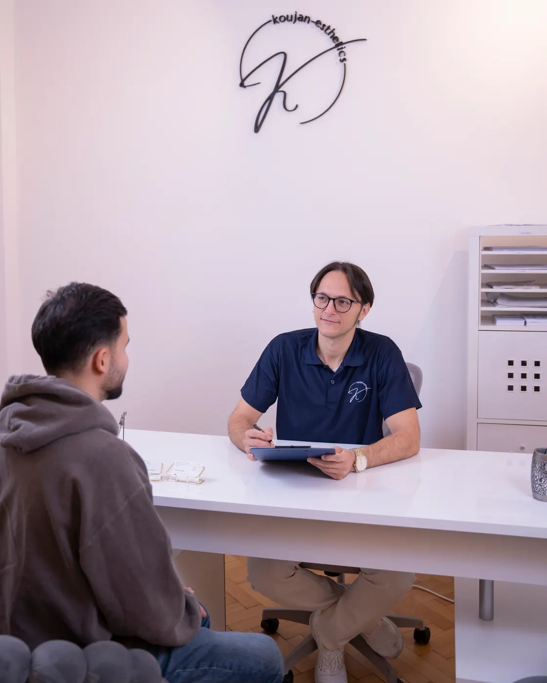 Dr. Koujan im Beratungsgespräch mit einem Patienten