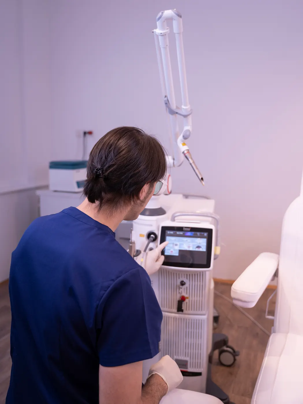Dr. Koujan bereitet das Lasergerät vor